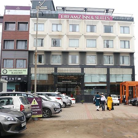 Dreamz Inn & Suites Zirakpur Exteriör bild