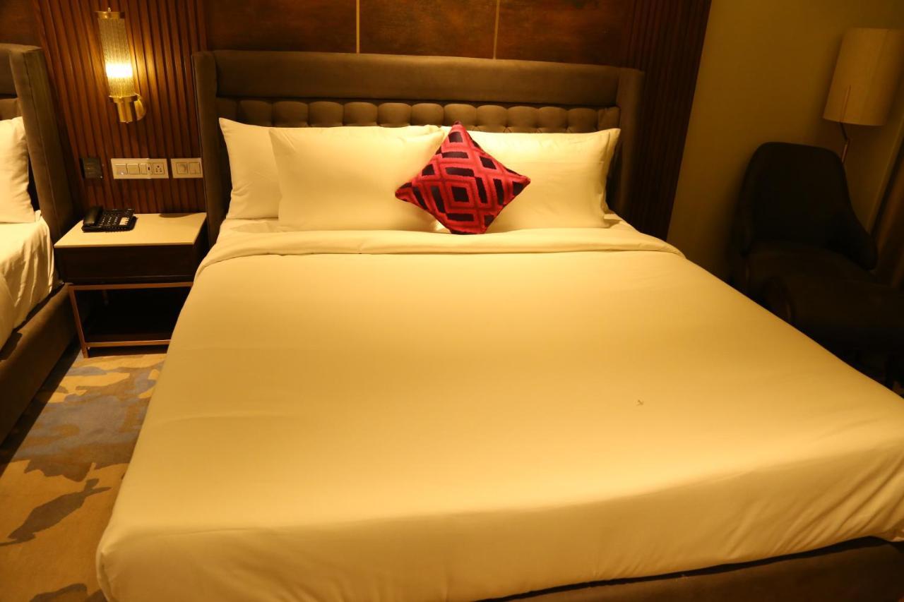 Dreamz Inn & Suites Zirakpur Exteriör bild