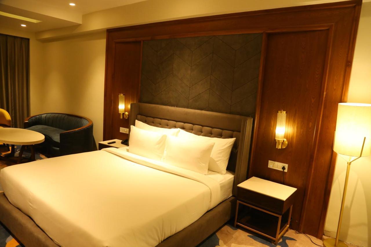 Dreamz Inn & Suites Zirakpur Exteriör bild