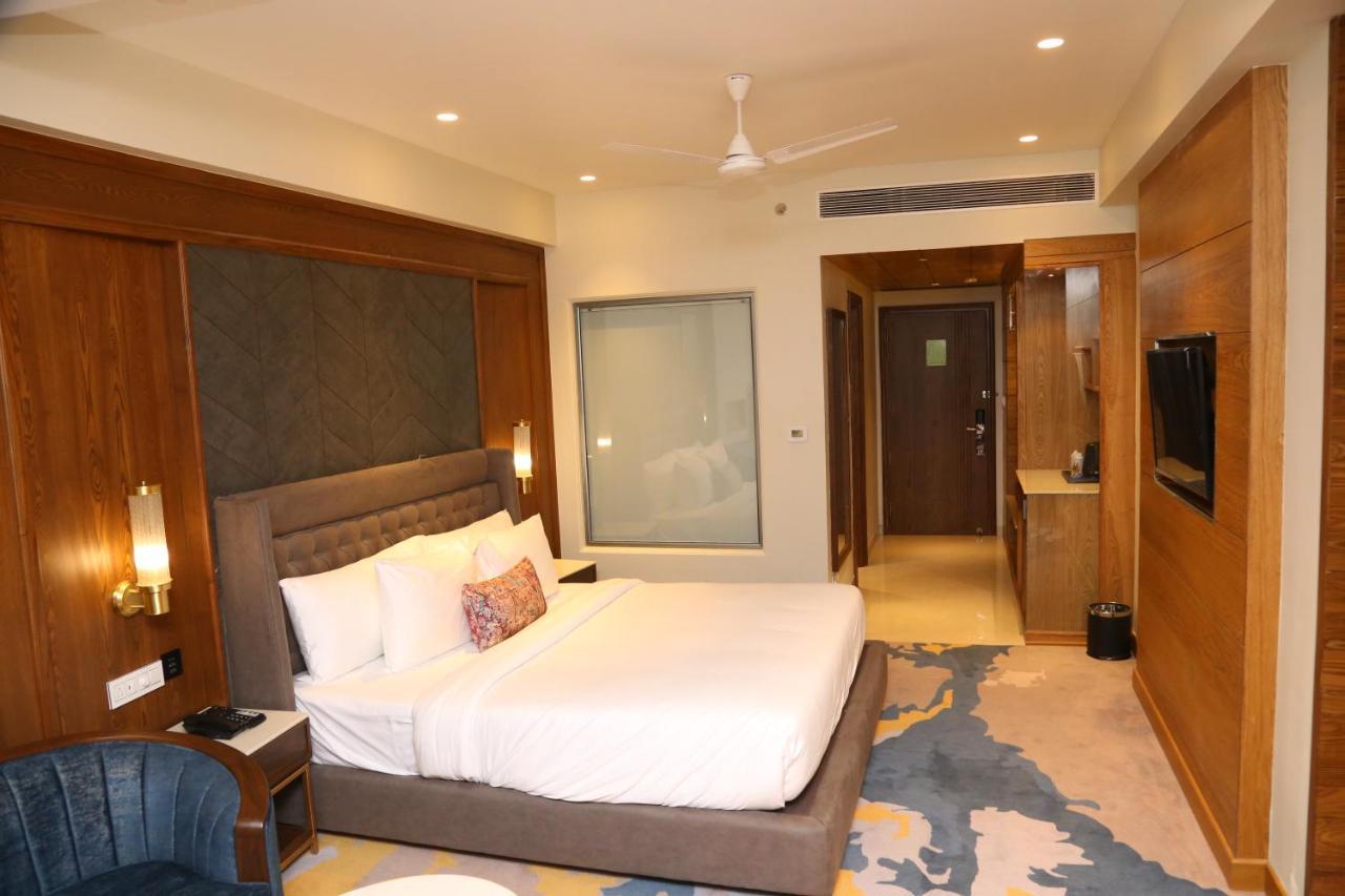 Dreamz Inn & Suites Zirakpur Exteriör bild