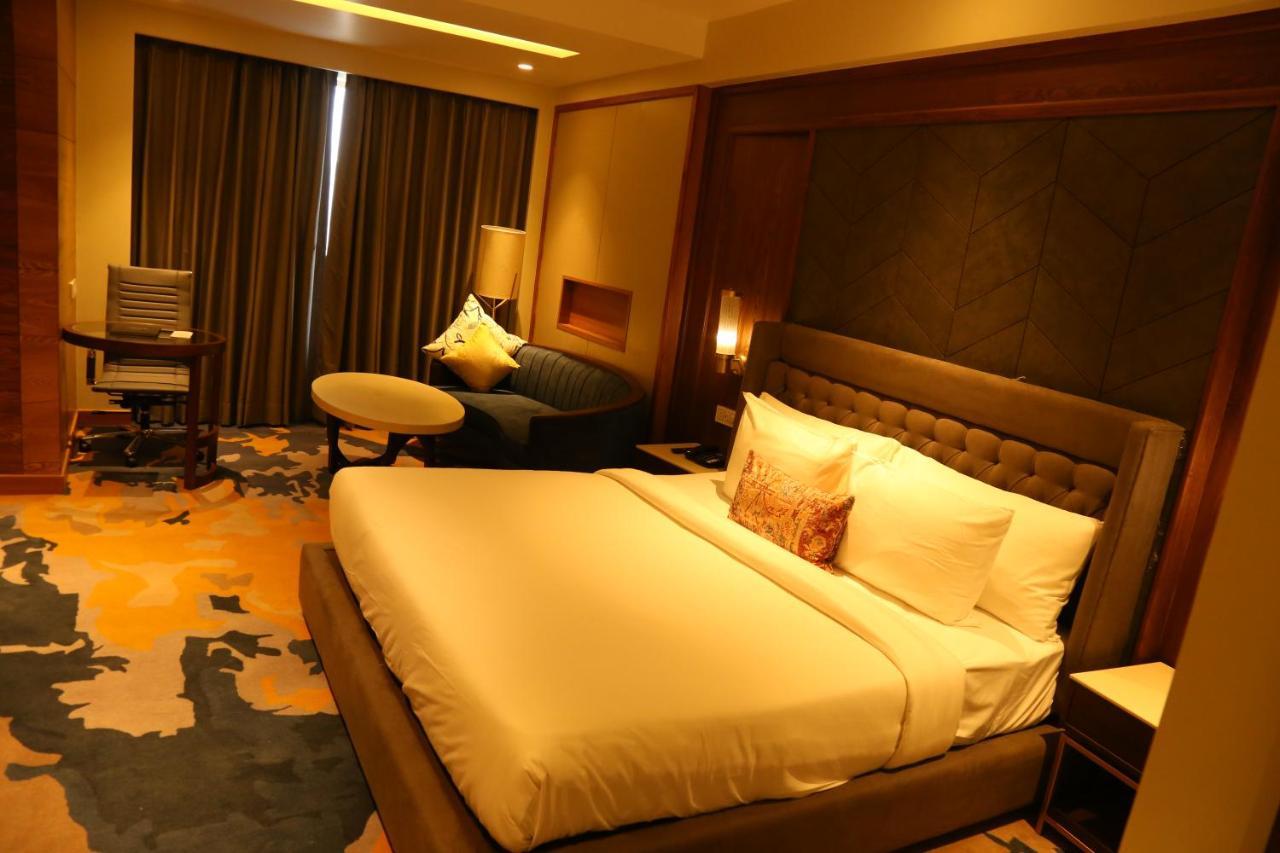 Dreamz Inn & Suites Zirakpur Exteriör bild